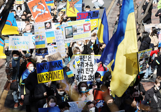 국내 체류 중인 우크라이나인들이 27일 서울 중구 러시아대사관 앞에서 러시아의 우크라이나 침공을 규탄하며 행진하고 있다. 이들은 러시아군이 우크라이나에서 철수할 때까지 매주 집회를 이어갈 계획이다. 2022.2.27/뉴스1 © News1