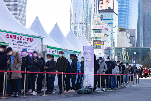 신종 코로나바이러스 감염증(코로나19) 신규 확진자가 21만9241명 발생한 2일 오전 서울 중구 서울역광장에 마련된 선별진료소를 찾은 시민들이 검사를 받기 위해 줄을 서 있다. 2022.3.2/뉴스1 © News1