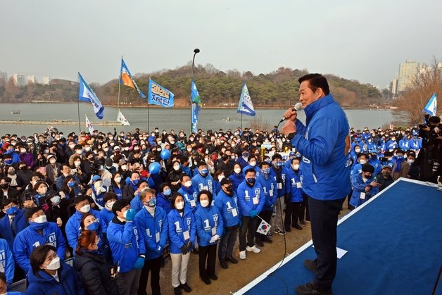 송영길 더불어민주당 대표가 1일 오후 광주 서구 풍암저수지 인근에서 광주시민들에게 이재명 후보에 대한 지지를 호소하고 있다.(더불어민주당 광주시당 제공) 2022.3.1/뉴스1 ==