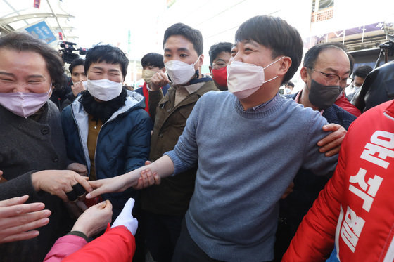 이준석 국민의힘 대표가 2일 오후 대구 중구 서문시장을 찾아 윤석열 국민의힘 대선 후보 지지 연설을 마친 뒤 시민들과 인사 나누고 있다. 2022.3.2/뉴스1=