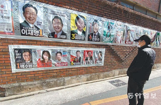 2일 대구 중구 남산동 골목에서 주민이 중-남구 국회의원 보궐선거에 출마한 후보들을 살펴보고 있다. 명민준 기자 mmj86@donga.com