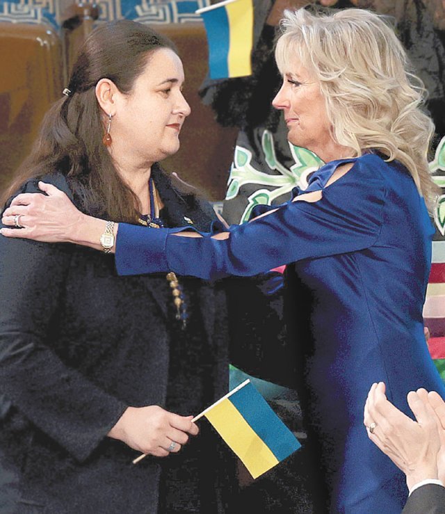 질 바이든, 우크라 대사 위로 조 바이든 대통령의 국정 연설에 동석한 부인 질 바이든 여사(오른쪽)가 이날 행사에 특별 초청된 옥사나 마르카로바 주미 우크라이나대사를 끌어안고 있다. 워싱턴=AP 뉴시스