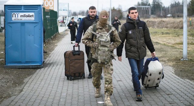 “항전” 우크라로 들어가는 청년들 우크라이나인으로 추정되는 청년들이 2일 러시아군에 맞선 항전에 동참하기 위해 폴란드 메디카 국경 검문소를 통해 우크라이나로 가고 있다. 우크라이나인들은 민병대에 자원하기 위해 해외에서도 대거 귀국하고 있다. 메디카=AP 뉴시스