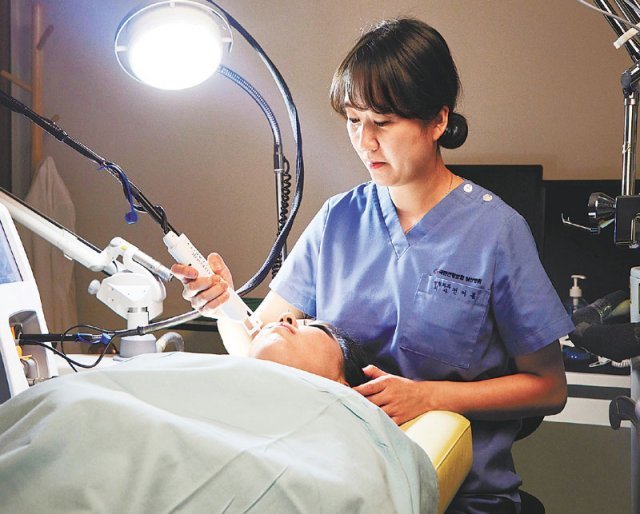 국민건강보험 일산병원 성형외과 전여름 교수가 환자의 얼굴 흉터를 치료하기 위해 레이저 시술을 하고 있다.일산병원 제공