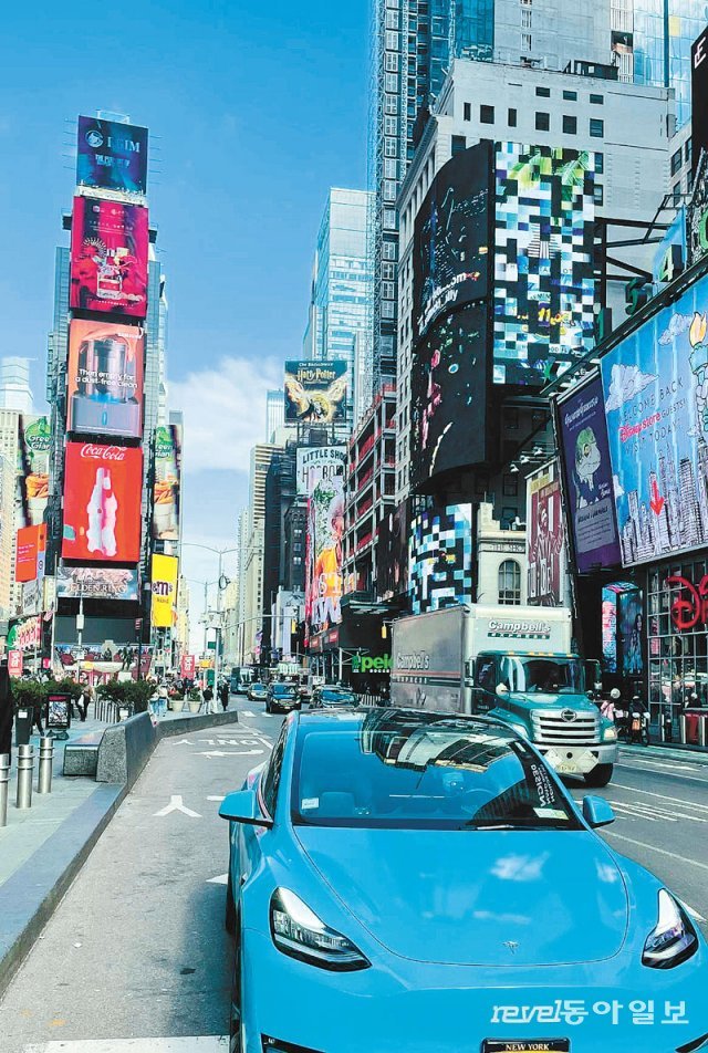 미국 뉴욕 맨해튼의 타임스스퀘어에 등장한 전기차 공유 회사 ‘레벨’의 파란색 테슬라 택시. 우버, 리프트 등 기존 차량 공유 서비스와 달리 운전사를 직접 고용해 진화한 플랫폼 서비스로 꼽힌다. 뉴욕=유재동 특파원 jarrett@donga.com