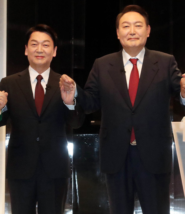 윤석열 국민의힘 대선후보와 안철수 국민의당 대선후보가 3일 새벽 제20대 대선 후보 단일화에 잠정 합의했다.  © News1