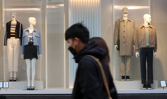 낮 기온이 9도까지 오르며 포근한 날씨가 이어진 27일 서울 중구 명동 의류매장 쇼윈도가 봄옷으로 꾸며져 있다. 2022.2.27/뉴스1 © News1