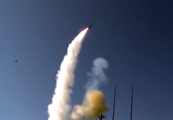 방어유도탄 ‘해궁’의 시험발사 모습. (방위사업청 제공) 2018.12.24/뉴스1