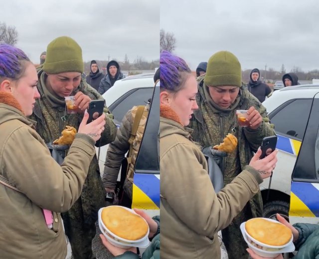 항복한 러시아 군인이 허겁지겁 우크라 주민들이 건네준 빵을 먹고 눈물을 보인 러시아 군인. 트위터 캡처