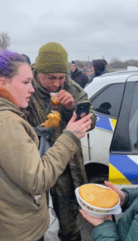 우크라 주민들에게 빵과 따뜻한 차를 건네받은 뒤 가족과 영상통화하며 눈물을 보인 러시아 군인 영상. 트위터 캡처