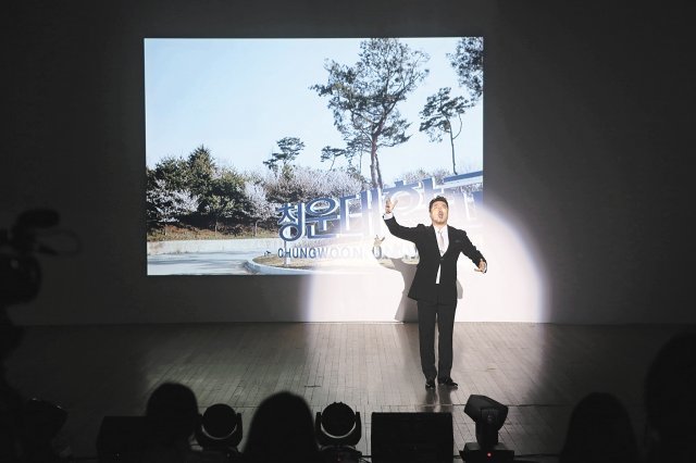 2일 충남 홍성군 청운대 강당에서 진행된 온라인 신입생 입학식으로 진행된 ‘정신나간 작곡가와 kiss하다’ 공연의 한 장면. 청운대 제공