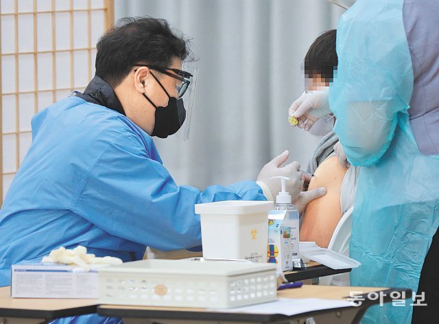 지난해 12월 광주 광산구의 한 중학교 강당에서 코로나19 백신 접종이 진행되고 있다. 동아일보DB