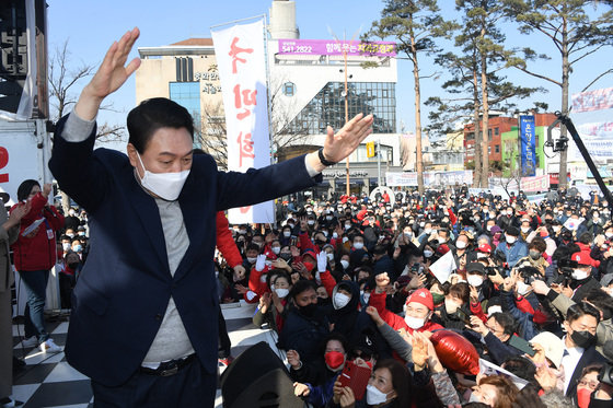 윤석열 국민의힘 대선 후보가 3일 오전 충남 아산시 온양온천역에서 열린 유세에서 ‘어퍼컷 세리머니’를 하며 지지를 호소하고 있다. 2022.3.3/뉴스1