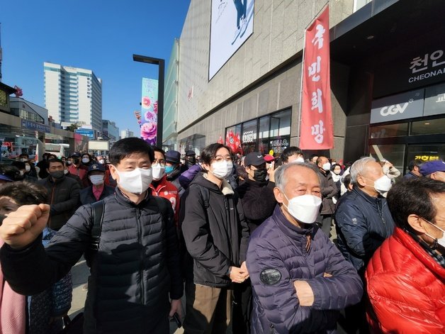 서울에 거주하는 최성열씨(사진 왼쪽)는 후보 단일화 소식을 듣고 기쁜 마음에 윤석열 후보의 천안 유세 현장을 직접 찾았다. © 뉴스1
