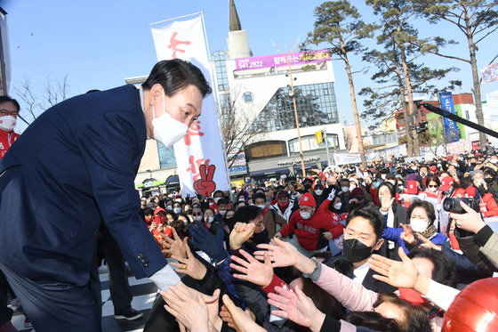 윤석열 국민의힘 대선 후보가 3일 오전 충남 아산시 온양온천역에서 열린 유세에서 시민들과 인사를 나누고 있다. 2022.3.3/뉴스1 © News1