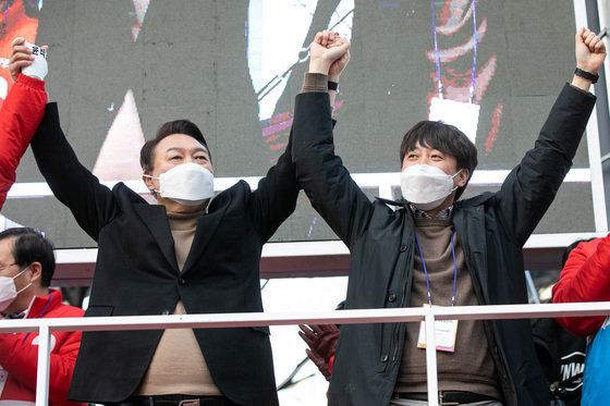 윤석열 국민의힘 대선 후보가 지난 18일 오후 대구 달성군 대실역 사거리에서 이준석 대표와 유세를 펼치고 있다. 뉴스1