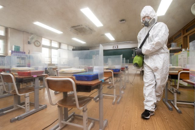 2022년도 1학기 개학을 이틀 앞둔 28일 오후 경기도 한 초등학교에서 방역업체 직원들이 교실 방역작업을 하고 있다. 2022.2.28/뉴스1