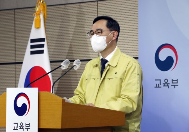 정종철 교육부 차관이 3일 오전 정부세종청사에서 오미크론 대응 새 학기 학사운영 및 방역 조치사항을 발표하고 있다. 교육부는 교육청-교육지원청과 함께 긴급대응체계를 구축·운영해 3단계 학교 방역체계를 현장에 안착시켜 학생들의 안전을 지켜 나간다는 방침이다. 2022.3.3/뉴스1