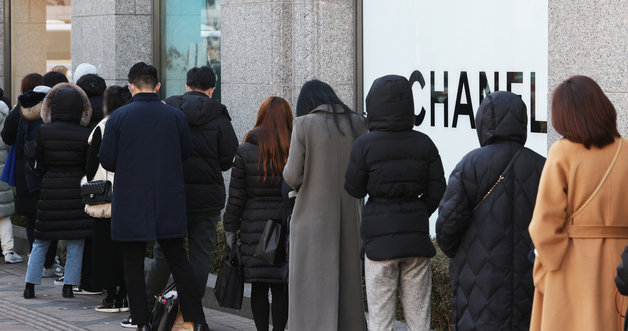 3일 오전 서울 시내의 한 백화점 명품관 샤넬 매장에서 시민들이 입장을 기다리고 있다. 2022.3.3/뉴스1