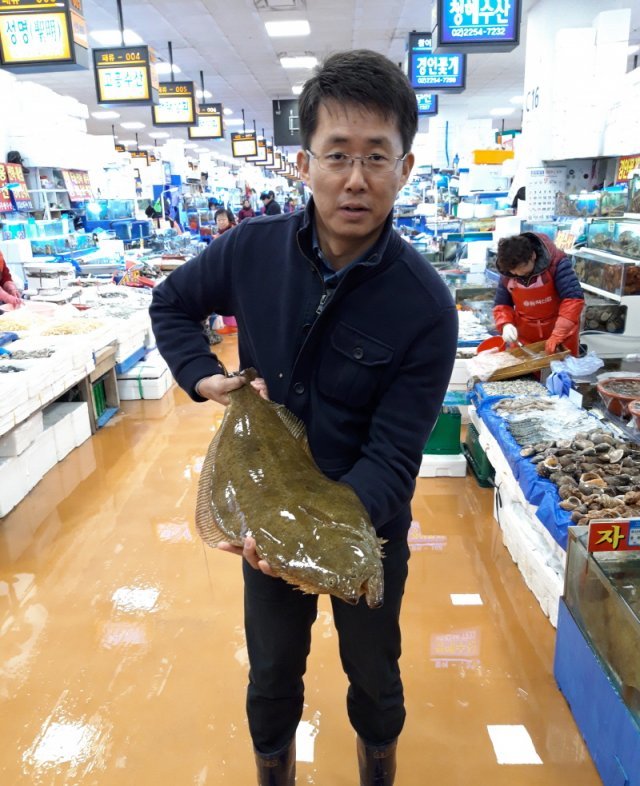 노량진수산시장에서 대광어를 들고 있는 바다드림 김영선 대표, 출처: IT동아