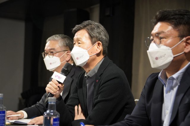 1일(현지 시간) 스페인 바로셀로나 그란 호텔 칼데론에서 열린 기자간담회에서 황현식 LG유플러스 대표(가운데)가 질문에 답하고 있는 모습. LG유플러스 제공
