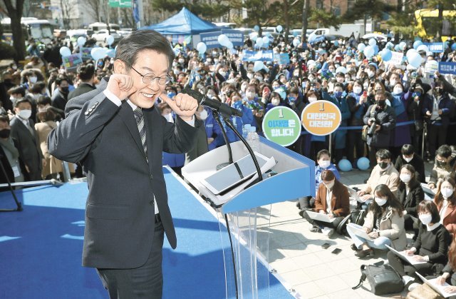 지지자들이 “귀엽다” 외치자… 더불어민주당 이재명 대선 후보가 3일 오후 서울 종로구 보신각 앞에서 열린 유세에서 
“귀엽다”고 지지자들이 외치자 익살스러운 포즈를 취하며 화답하고 있다. 이 후보는 이날 ‘성평등 사회’를 주제로 유세를 펼치며 
여성 표심 잡기에 나섰다. 사진공동취재단