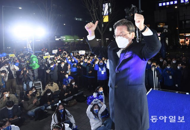 이재명 더불어민주당 대선 후보가 3일 오후 서울 금천구 가산동 SKV1빌딩 앞에서 열린 유세에서 지지를 호소 하고 있다. 원대연 기자 yeon72@donga.com