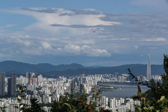 서울 중구 남산에서 바라본 서울 도심 하늘에 파란 하늘과 구름이 펼쳐져 있다. 2021.8.18/뉴스1 © News1