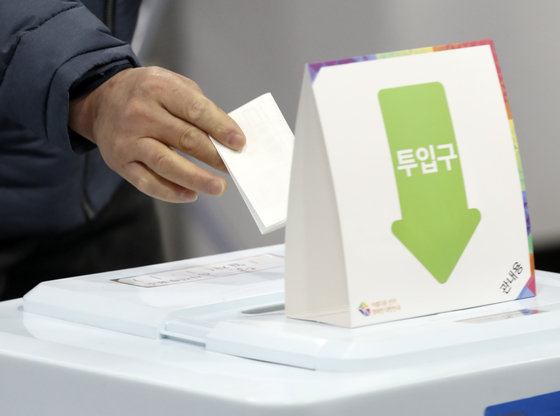 제20대 대통령선거 사전투표 첫날인 4일 오전 울산남구종합사회복지관에 마련된 달동 사전투표소에서 한 시민이 투표용지를 투표함에 넣고 있다. 2022.3.4/뉴스1 © News1