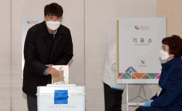 이준석 국민의힘 대표가 4일 오전 광주 북구 전남대학교에 설치된 ‘용봉동사전투표소’에서 20대 대통령 선거 사전투표를 하고 있다. 2022.03.04.