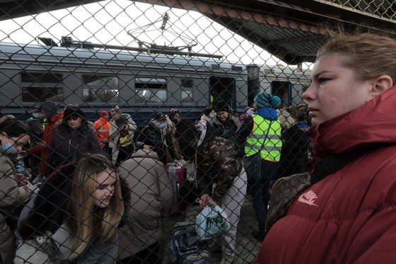 3일(현지시간) 우크라이나 접경 도시인 폴란드 프셰미실 중앙역에서 한 우크라이나인이 수도 키이우에서 열차를 타고온 인파 속에서 가족을 찾고 있다. 2022.3.4/뉴스1 © News1