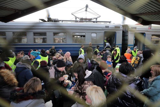 3일(현지시간) 우크라이나 수도 키이우에서 열차를 통해 접경 도시인 폴란드 프셰미실 중앙역으로 넘어온 피란민들이 열차에서 내리고 있다. 2022.3.4/뉴스1 © News1
