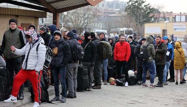 3일(현지시간) 우크라이나 접경 도시인 폴란드 프셰미실 중앙역에서 사람들이 서로 다른 목적을 위해 키이우행 열차를 기다리고 있다. 2022.3.4/뉴스1 © News1
