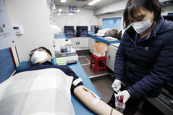 2일 오전 광주 북구청 광장에서 열린 사랑의 헌혈 행사에서 북구청 직원들이 헌혈을 하고 있다.(광주 북구 제공)2022.3.2/뉴스1 © News1