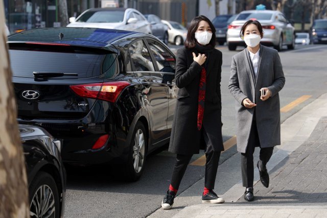 윤석열 국민의힘 대선 후보의 배우자인 김건희씨가 4일 오전 서울 서초1동 주민센터에 마련된 제20대 대통령선거 사전투표소로 향하고 있다. 사진공동취재단