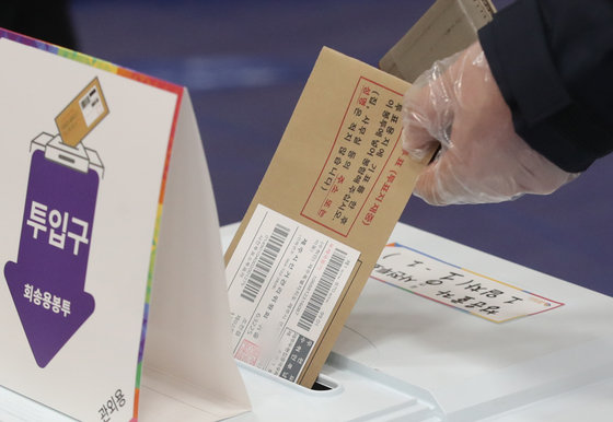 제20대 대통령선거 사전투표 첫날인 4일 서울 종로구 청운효자동사전투표소에서 시민들이 사전투표를 하고 있다. 사전투표는 이날부터 이틀간 오전 6시부터 오후 6시까지 진행된다. 이 기간 유권자는 별도 신고 없이 가까운 사전투표소 어디서나 투표할 수 있다. 2022.3.4/뉴스1 © News1