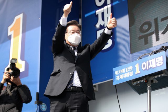 더불어민주당 이재명 대선 후보가 4일 오후 강원 홍천군에서 열린 유세에서 지지를 호소하고 있다. 사진공동취재단