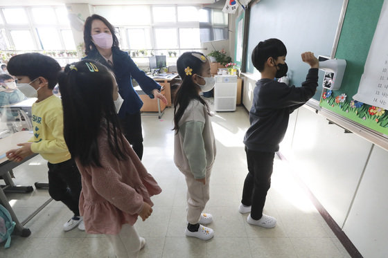 오미크로 변이바이러스 확산세가 심상치 않은 가운데 전국 초·중·고교의 새 학기가 시작된 2일 오전 서울태랑초등학교에서 학생들이 체온 측정을 하고 있다. 2022.3.2/뉴스1