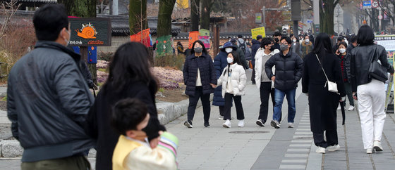 포근한 날씨를 보인 1일 전북 전주시 한옥마을을 찾은 관광객들이 발걸음을 옮기고 있다. 2022.3.1/뉴스1