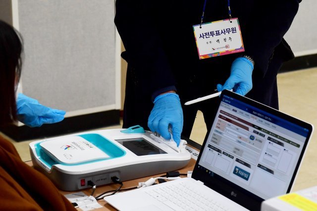 제20대 대통령선거 사전투표 첫날인 4일 오전 경남 남해군 남해화전도서관에 마련된 사전투표소에서 사전투표 사무원이 본인확인기를 소독하고 있다. 2022.03.04. 남해=뉴시스