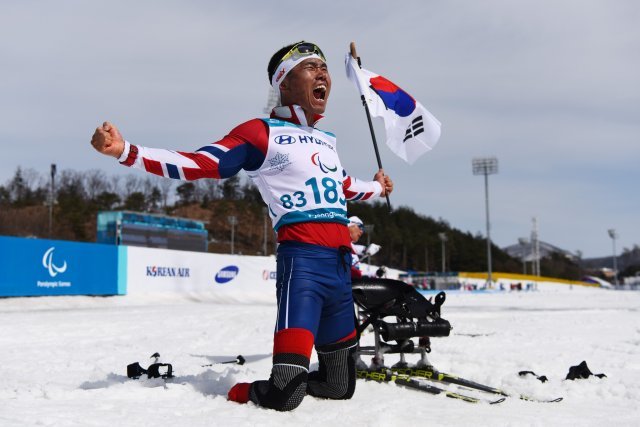 2018 평창 대회에서 한국 첫 겨울 패럴림픽 금메달을 따낸 뒤 기뻐하는 신의현. IPC 제공