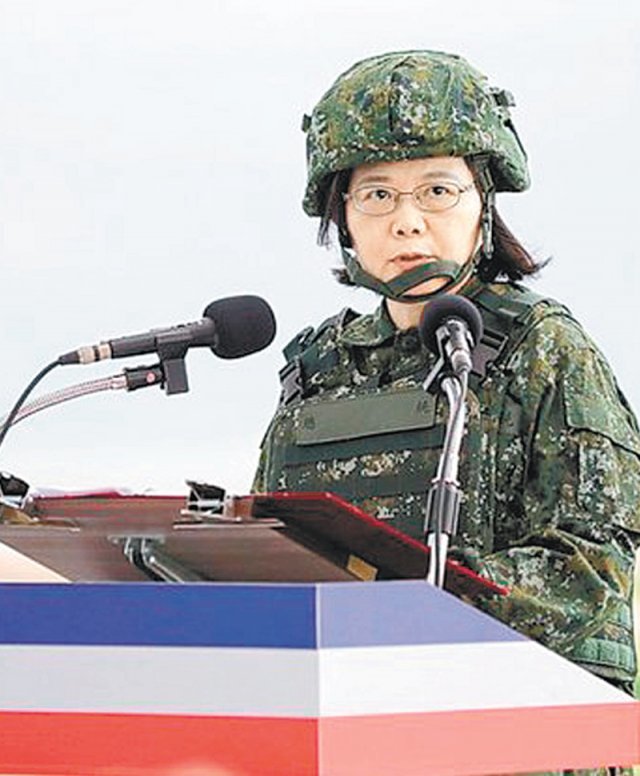 차이잉원 대만 총통이 2020년 7월 전투복에 방탄 헬멧까지 착용한 채 군 병력 앞에서 주권 수호 의지를 다짐하고 있다. 사진 출처 대만 국방부 트위터