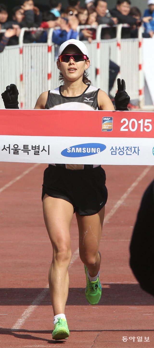 정순연 씨가 2015 서울국제마라톤 여자부 풀코스에서 2시간 43분 13초의 여자 마스터스 국내 최고기록을 세우고 있다. 동아일보 DB