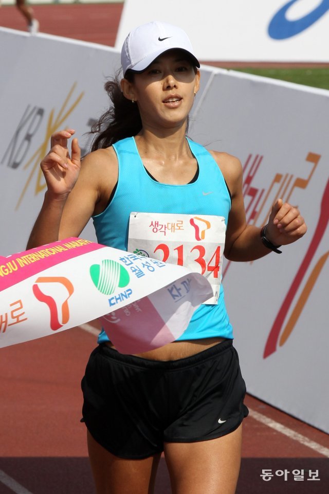 2010년 경주국제마라톤 마스터스 여자부 풀코스에서 2시간 55분 44초로 우승한 정순연 씨. 동아일보 DB