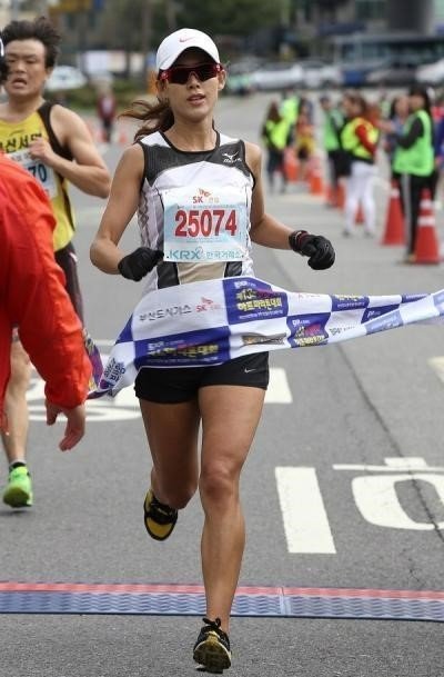 정순연 씨가 한 마라톤대회에서 1위로 결승선을 통과하고 있다. 정순연 씨 제공