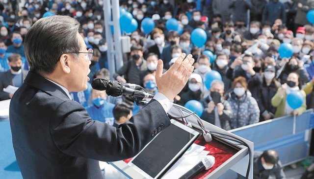 강원-경기-서울 횡단 유세 더불어민주당 이재명 대선 후보가 4일 강원 홍천 유세에서 손을 들고 지지를 호소하고 있다.
 이 후보는 “제3의 선택이 가능해야 이 거대 정치세력이 잘하기 경쟁을 한다. 정치교체를 위해 제3의 선택이 가능한 새로운 정치로
 가겠다”고 말했다. 홍천=뉴시스