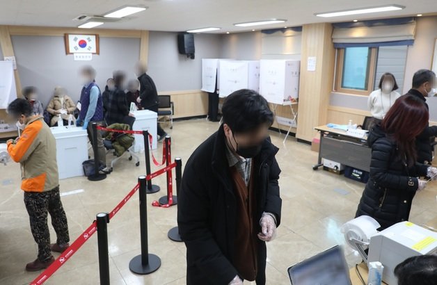 제20대 대통령선거 사전투표 첫날인 4일 오후 부산 부산진구 부전1동주민센터에서 유권자들이 투표 준비를 하고 있다.2022.3.4/뉴스1 © News1