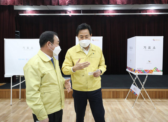 오세훈 서울시장이 제20대 대통령선거 사전투표를 하루 앞둔 3일 오후 서울 종로1·2·3·4가동 주민센터에 마련된 사전투표소를 방문해 투표소 준비상황과 방역 대책을 점검하고 있다. 2022.3.3/뉴스1