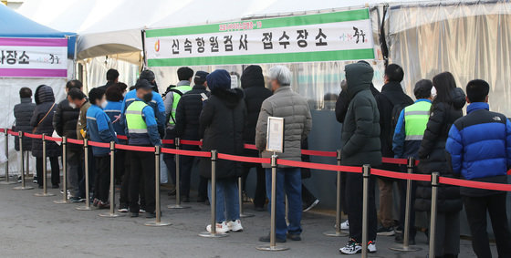 5일 오전 서울 중구 서울역광장에 마련된 코로나19 선별진료소를 찾은 시민들이 검사를 기다리고 있다. 2022.3.5/뉴스1