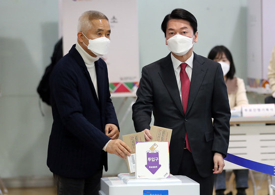 국민의당 안철수 대표와 최진석 상임선대위원장이 5일 오전 서울 영등포구 여의동 주민센터에서 사전투표를 하고 있다. 2022.3.5/뉴스1